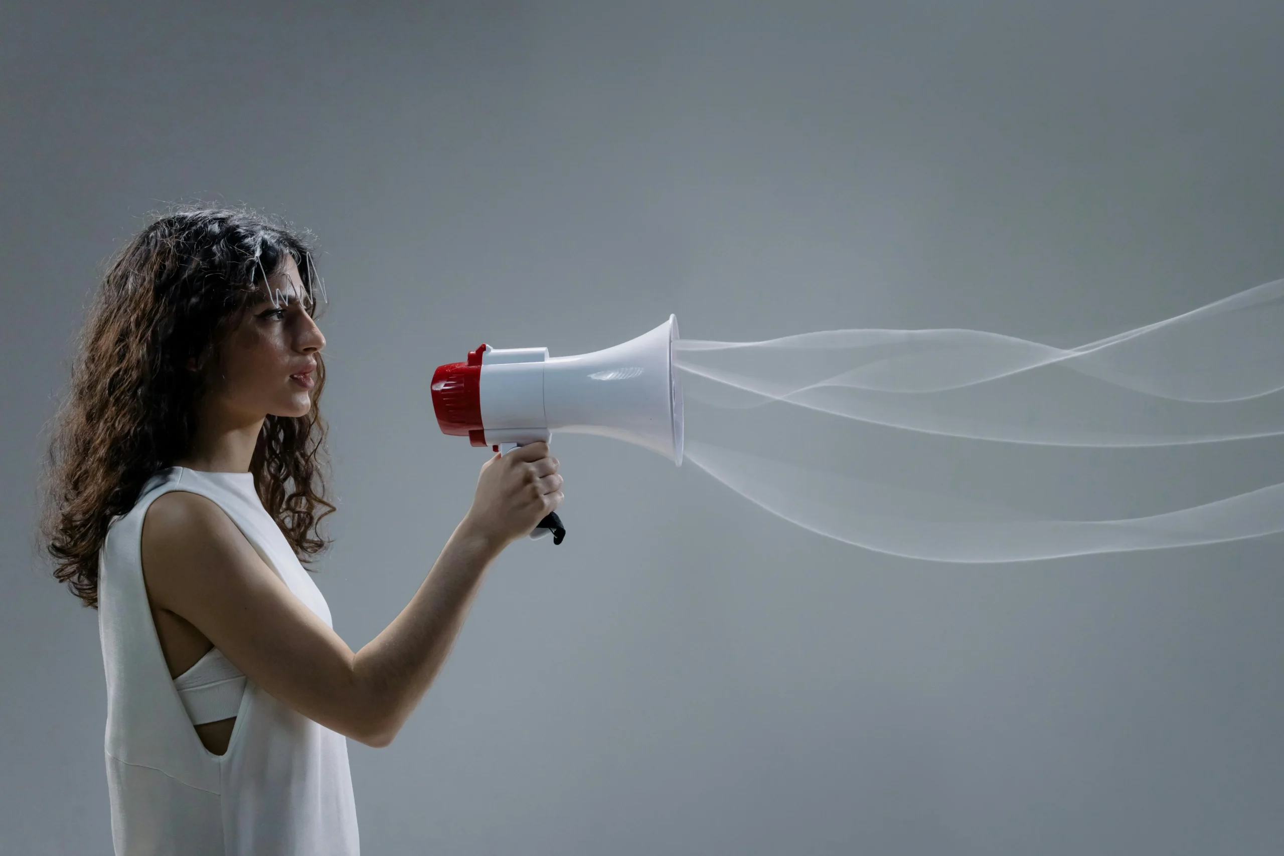 Chica con un altavoz para ilustrar cómo los apodos influyen en la construcción de la identidad, cómo pueden afectar la autoestima y por qué funcionan como formas de presión